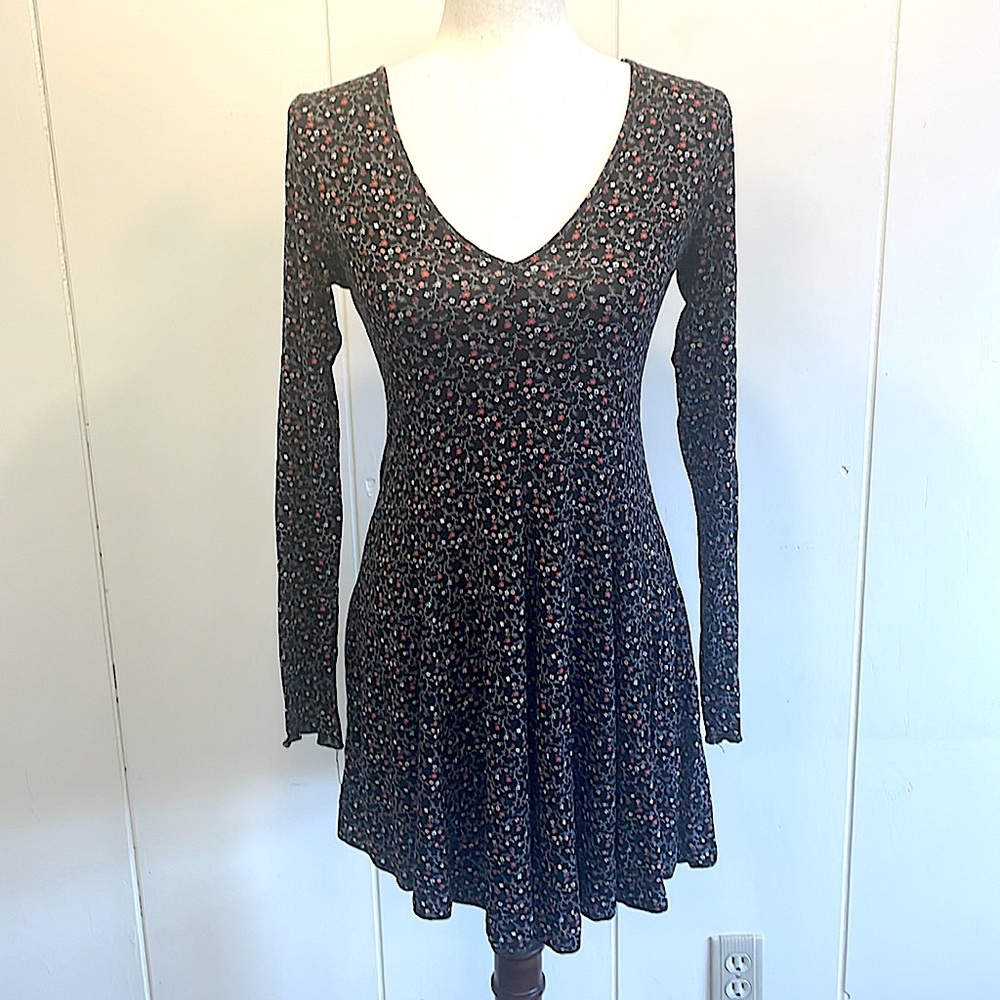Forever 21 Floral Dress Lg. Black Multi Colored Flowers V Neck Great Condition